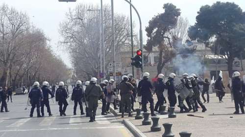 Συμπλοκές σε συγκεντρώσεις αντιεξουσιαστών &amp; ακροδεξιών στον Λευκό Πύργο