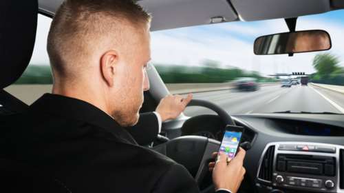 Αύξηση 70% στα ασφάλιστρα αυτοκινήτου για οδηγούς που μιλούν στο κινητό