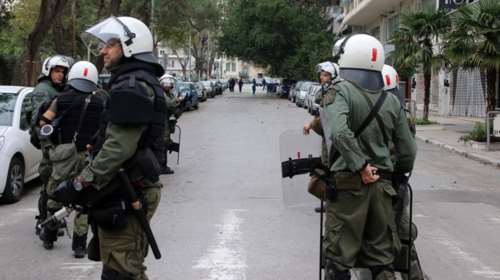 Ένταση με τα ΜΑΤ έξω από τα δικαστήρια Θεσσαλονίκης