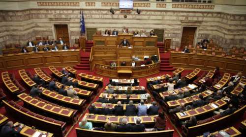 Διαψεύδει το υπουργείο Εργασίας για τις εξαιρέσεις σε βουλευτικές συντάξεις