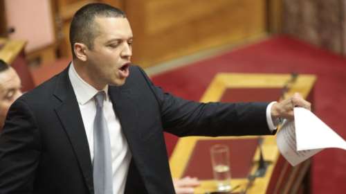 Ακρότητες του Κασιδιάρη στη Βουλή, επιτέθηκε στην Παπανάτσιου