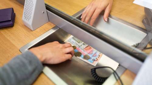 Κομισιόν: Παράνομες και καταχρηστικές πρακτικές από τις τράπεζες