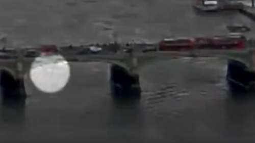 Βίντεο σοκ: Γυναίκα πήδηξε στον Τάμεση για να σωθεί