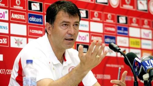 Ο Τάκης Λεμονής αναλαμβάνει στα δύσκολα τον Ολυμπιακό