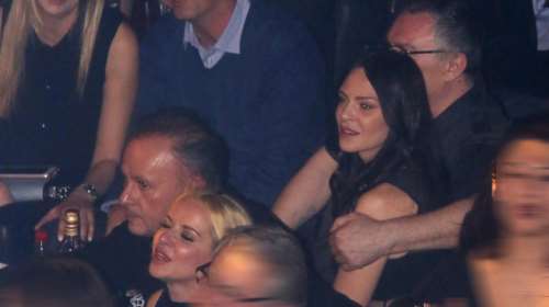 Ποιος είναι ο κύριος που αγκαλιάζει την Μπόσνιακ, στο μαγαζί του Ρέμου;