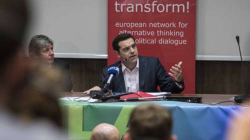 Ο Τσίπρας διχασμένος στο «εδώ» και στο «εκεί»: ομιλία σε συντρόφους