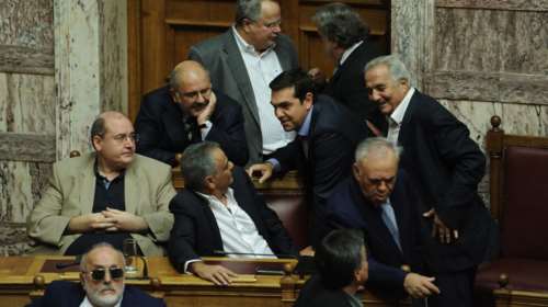 Η διπλή ζωή της κυβέρνησης: Ξορκίζουν μνημόνια, φέρνουν μέτρα