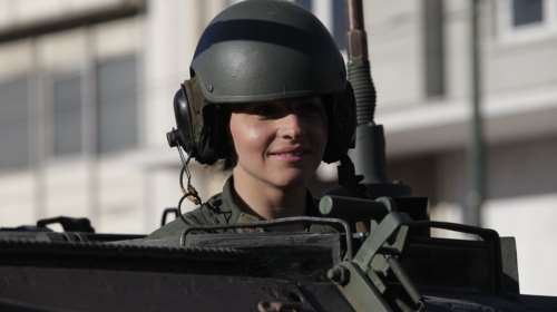 Η γλυκιά οδηγός του τεθωρακισμένου που έκλεψε την παράσταση φωτό