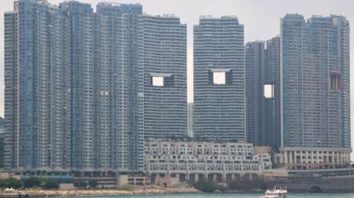 Γιατί οι ουρανοξύστες στο Χονγκ Κονγκ έχουν... τρύπες; -φωτό