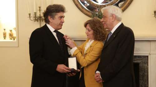 Ο Βαρώτσος τιμήθηκε από την Πολιτεία:Σα να παίρνεις τη συγγνώμη του πατέρα