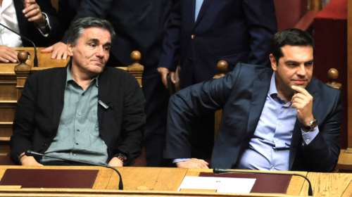 Σε κλοιό δανειστών και εσωκομματικών αντιδράσεων η κυβέρνηση