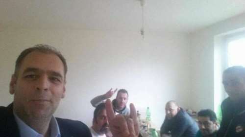 Στέλεχος του ΠΑΣΟΚ κάνει το σήμα των Γκρίζων Λύκων και πάει για διαγραφή