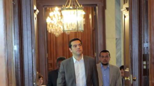Πολιτικό μασάζ, ντρίπλες και αντιδράσεις ενόψει νέων μέτρων