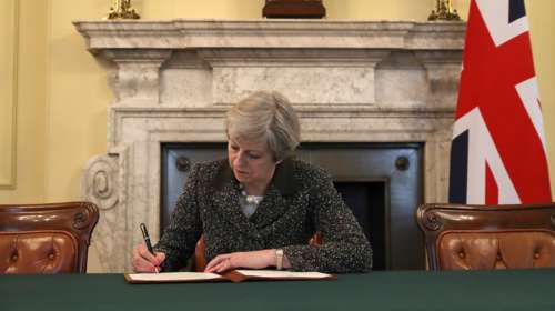 Η Μέι ενεργοποιεί το Αρθρο 50 για το Brexit -Στέλνει επιστολή στον Τουσκ