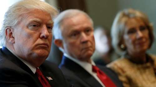 Ιστορικό χαμηλό για τον Τραμπ - Κατρακυλά η δημοτικότητά του