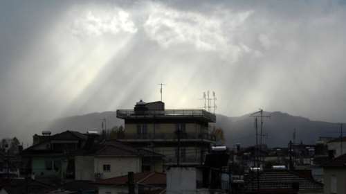 Συννεφιασμένος ο καιρός σήμερα με βροχές και δυνατούς ανέμους