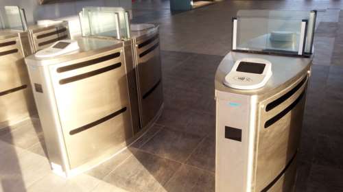 Ποιες είναι οι ομάδες που σπάνε τα ακυρωτικά μηχανήματα στα ΜΜΜ