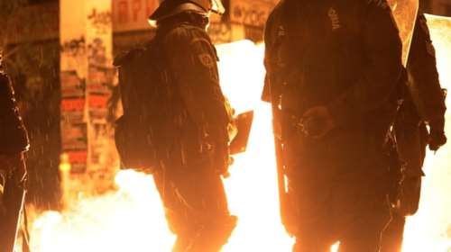 Επιθέσεις με μολότοφ στα ΜΑΤ στα Εξάρχεια τη νύχτα