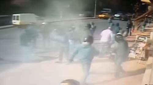 Η στιγμή της επίθεσης στα γραφεία της Χρυσής Αυγής - Βίντεο