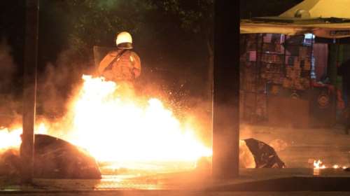 Νέες επιθέσεις σε διμοιρία των ΜΑΤ στα Εξάρχεια