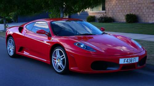 Για 270.000 δολάρια πουλήθηκε μια κατακόκκινη Φεράρι του Ντόναλντ Τραμπ