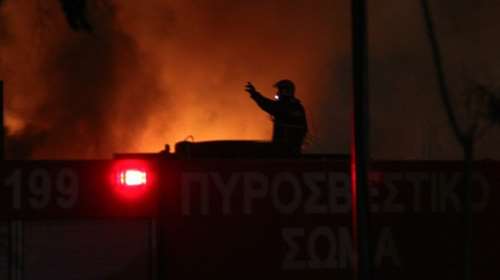 Υπό έλεγχο η φωτιά στη βιοτεχνία ξυλείας στον Νέο Κόσμο