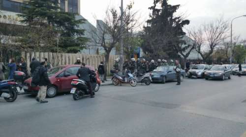 Ένταση με ΜΑΤ και φοιτητές στο Παν. Μακεδονίας (βίντεο)