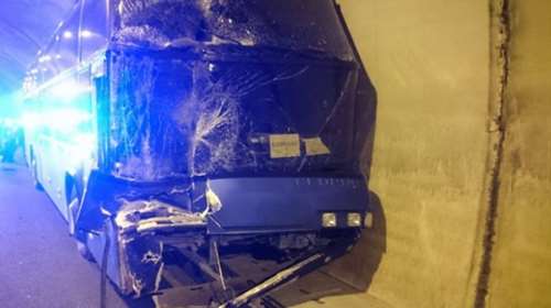 Φωτογραφίες σοκ από την καραμπόλα του λεωφορείου με μαθητές