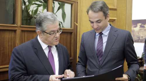 Το «ιστορικό» δώρο του Κυριάκου στον Δημήτρη Κουτσούμπα