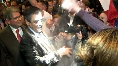 Γαλλία: Επίθεση με αλεύρι κατά του Φρανσουά Φιγιόν από νεαρό - Βίντεο