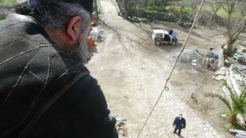 Τη «γλίτωσαν» οι μοναχοί που έριχναν μολότοφ σε δικαστικούς!
