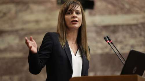 Πότε υπολογίζει η Αχτσιόγλου να κλείσει συνολική συμφωνία