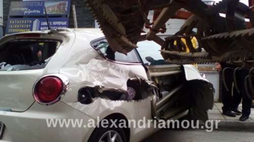 Τρακτέρ &quot;όργωσε&quot; αυτοκίνητα στο πέρασμά του στην Αλεξάνδρεια Ημαθίας