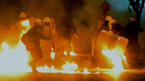 Πετροπόλεμος και μολότοφ εναντίον ΜΑΤ στα Εξάρχεια