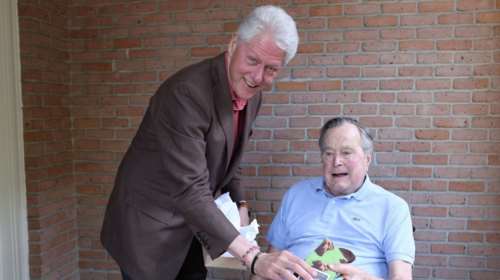 Η σοκαριστική εμφάνιση του πατέρα Μπους και η φωτό με Κλίντον