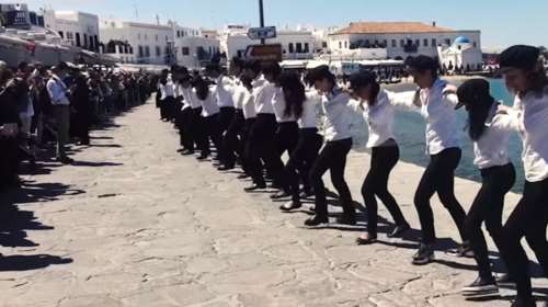 Το εντυπωσιακό χασάπικο με 400 χορευτές στη Μύκονo που γράφει ιστορία!