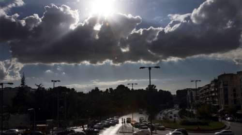 Καιρός: Εναλλαγή λιακάδας με συννεφιά και λίγες τοπικές βροχές