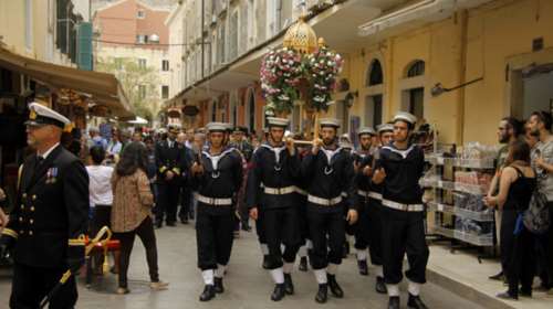 Το μέγα πένθος στην πομπή 33 επιταφίων της Κέρκυρας