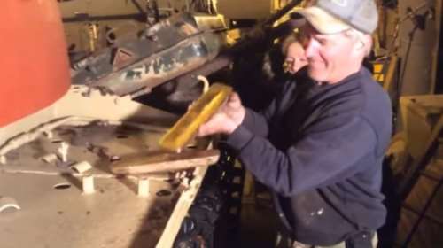 Βρήκαν ραβδους χρυσού σε παλιό ιρακινό τανκ που αγόρασαν από το ebay