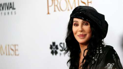 Η Σερ, όχι μόνο δεν πεθαίνει αλλά στα 70 της είναι στα καλύτερά της