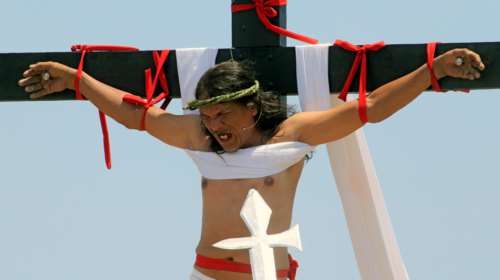 Η αναπαράσταση της σταύρωσης στις Φιλιππίνες σοκάρει &amp; διχάζει