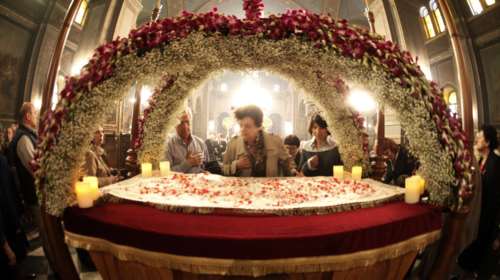 Τι συμβολίζει το πέρασμα κάτω από τον Επιτάφιο