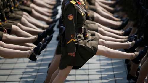 Επίδειξη ισχύος από τη Β. Κορέα: Παρέλαση με πυραύλους