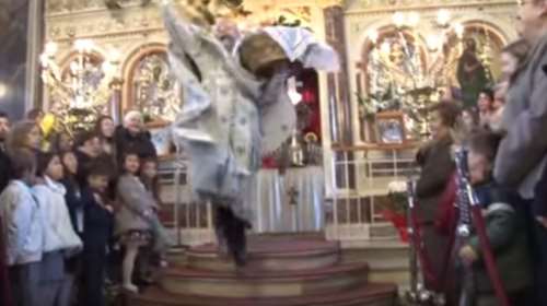 Η  «ιπτάμενη» έξοδος του Παπά Χριστόφορου στη Χίο! video