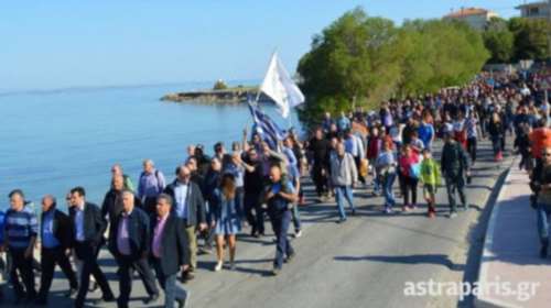Happening των ρουκετάδων στη Χίο, άλογα-κόρνες- συνθήματα  - video -