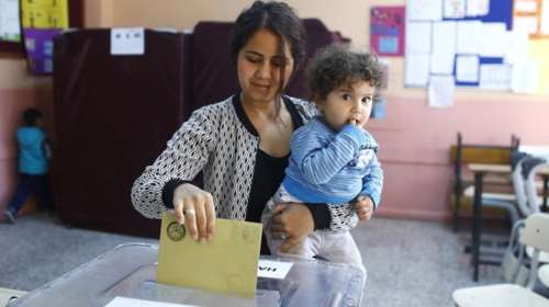 Άνοιξαν οι κάλπες στην Τουρκία για το κρίσιμο δημοψήφισμα