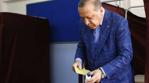 Πανστρατιά στο ΝΑΙ ζήτησε ο Ερντογάν ψηφίζοντας στην κάλπη