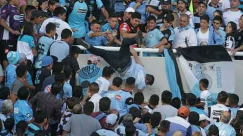Νεκρός οπαδός της Μπελγράνο, τον πέταξαν από την εξέδρα - video