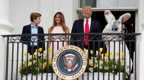 Πώς η Μελάνια έβαλε τον Τραμπ στη θέση του με ένα σκούντηγμα [Βίντεο]