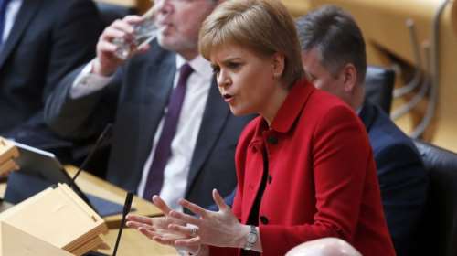 «Αντάρτικο» Σκωτίας: Η Μέι εξαναγκάζει σε σκληρό Brexit